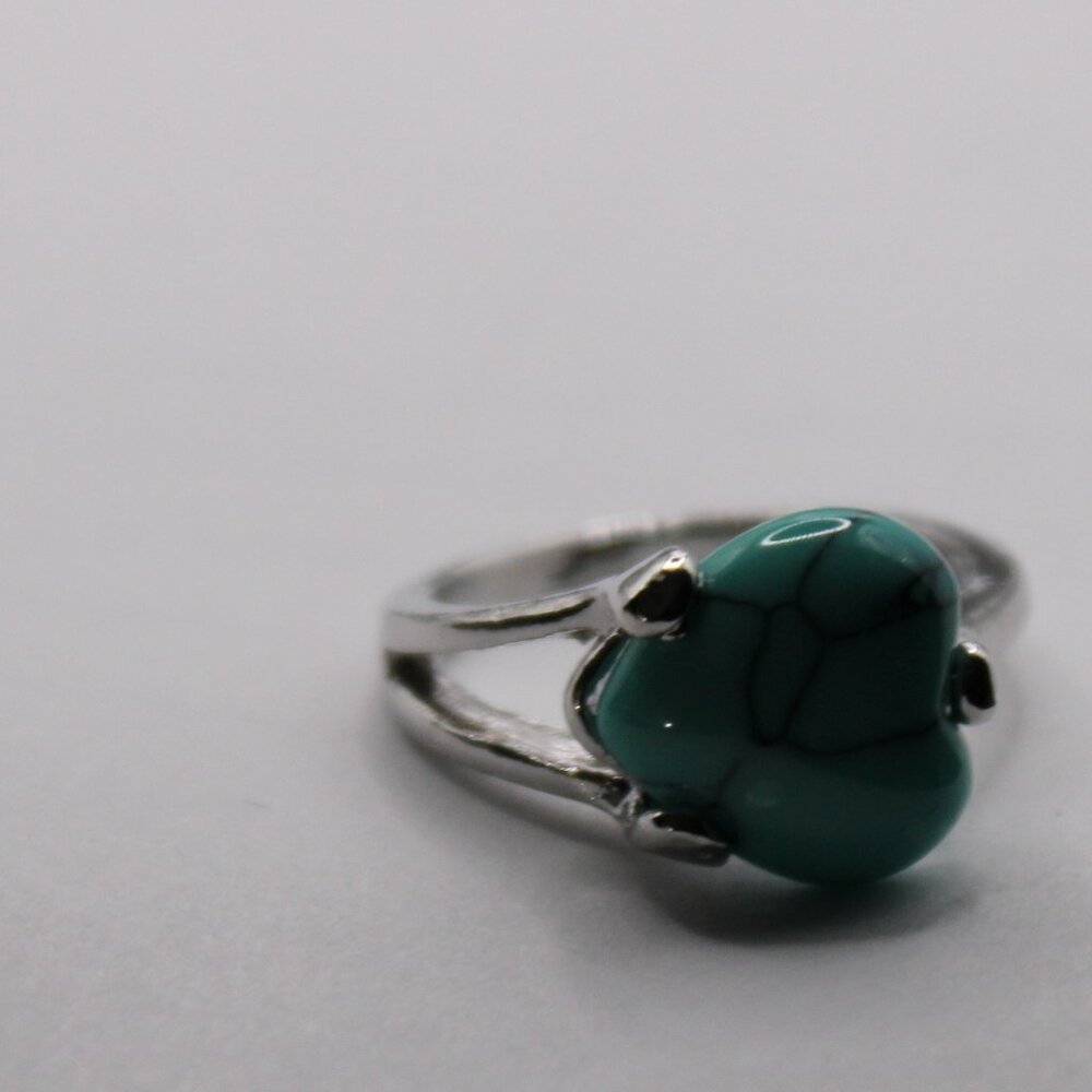 114255-US 7.5 Heart Shaped Blue Stone Ring.